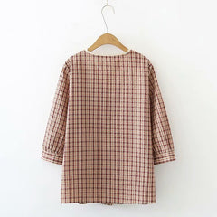 A Loose, Slouchy Shirt With Three-quarter Sleeves