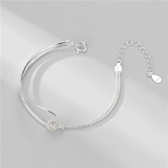 Knotted Bracelets Are Geometric And Simple