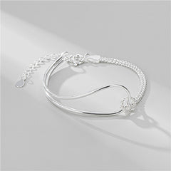 Knotted Bracelets Are Geometric And Simple