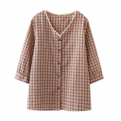 A Loose, Slouchy Shirt With Three-quarter Sleeves