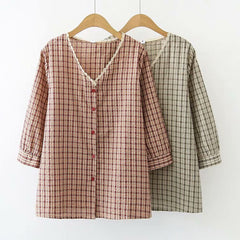 A Loose, Slouchy Shirt With Three-quarter Sleeves