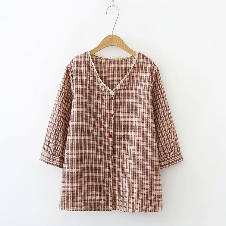 A Loose, Slouchy Shirt With Three-quarter Sleeves