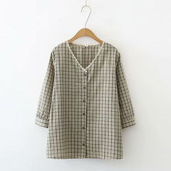 A Loose, Slouchy Shirt With Three-quarter Sleeves